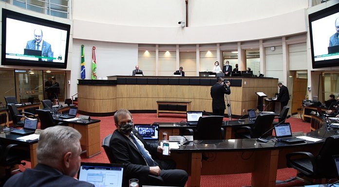 2 deputados no plenário da Assembleia Legislativa conversando