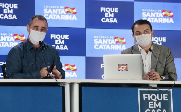 Governador e presidente do Badesc em coletiva de imprensa