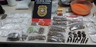 Comprimidos de ecstasy em cima de uma mesa