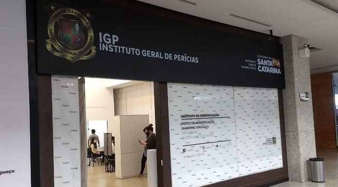 frente do ponto comercial do igp no shopping itaguaçu, com logo e nome da instituição