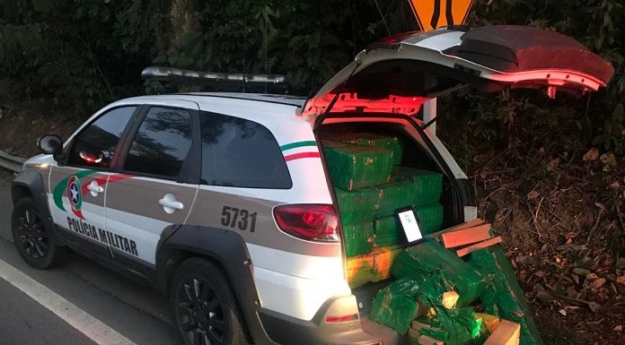 carro da PM com o carregamento de maconha