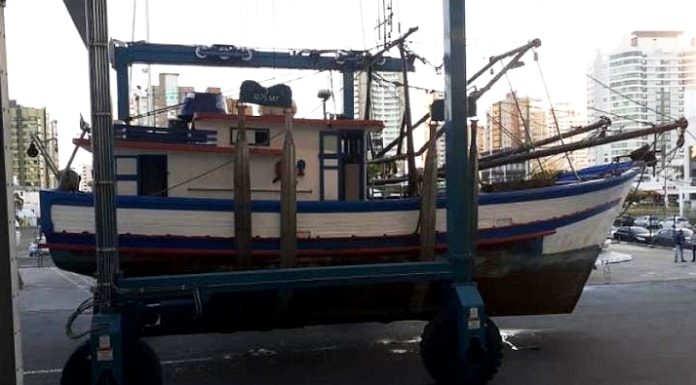 barco visto de lado sobre carreta para transporte terrestre