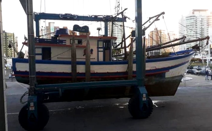barco que cortou cauda de baleia apreendido pela pf em itajai barco visto de lado sobre carreta para transporte terrestre