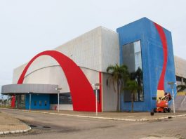 Centro Multiuso de São José com arcos pintados em vermelho