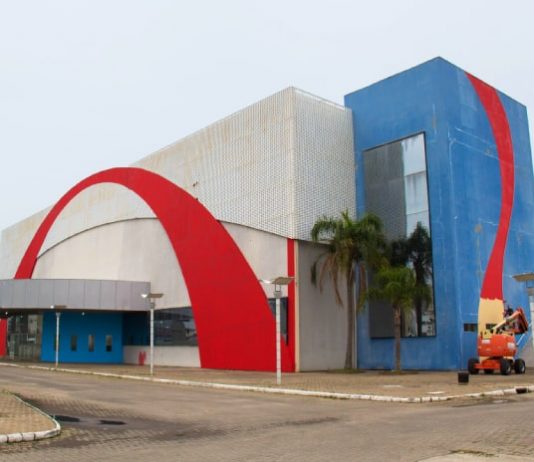 Centro Multiuso de São José com arcos pintados em vermelho