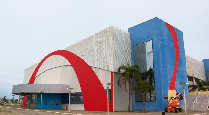 Centro Multiuso de São José com arcos pintados em vermelho