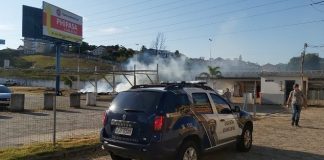 viatura duster da guarda municipal em frente a fumaça saindo do chão perto da fiat ao lado da via expressa