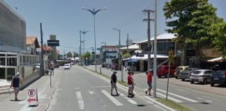 pessoas andando na faixa de pedestre em avenida nos ingleses em dia de céu limpo, comércios em volta, carros estacionados