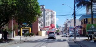 avenida altamiro di bernardi em capinas, são josé, com carro passando em dia ensolarado; prédios e comércios na paisagem em volta