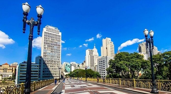 viaduto do chá na cidade de são paulo vazio em dia de céu limpo