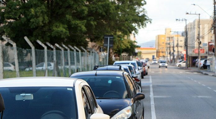 carros estacionados ao longo da rua adhemar da silva, em são josé