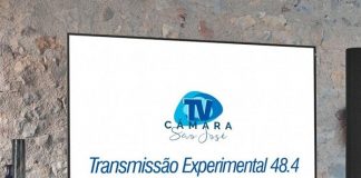 televisor com uma projeção do logo da tv câmara e escrito "transmissão experimental 18.4"