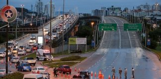 centenas de carros passando pela ponte