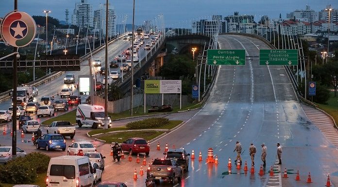 centenas de carros passando pela ponte