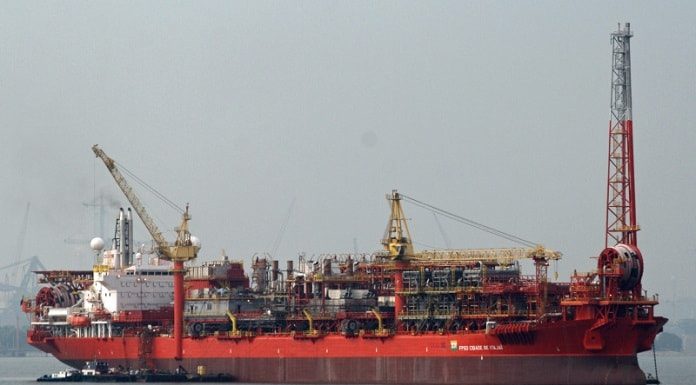 navio-plataforma fpso cidade de itajaí visto no mar em vista cavaleira