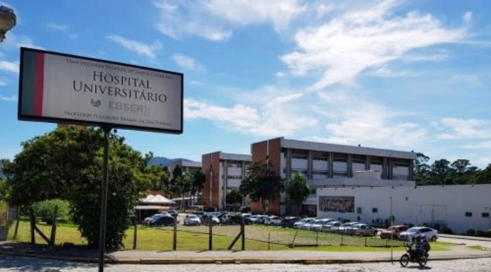 entrada do estacionamento do hu ufsc com placa indicativa do nome