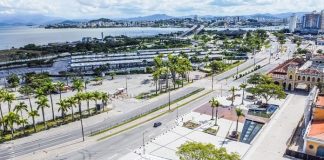 centro de florianópolis no largo da alfândega visto vazio em foto aérea