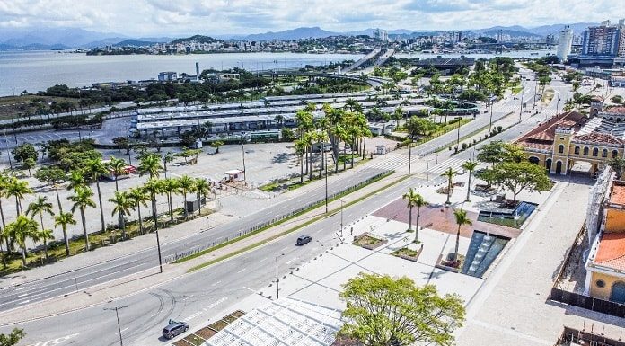 centro de florianópolis no largo da alfândega visto vazio em foto aérea