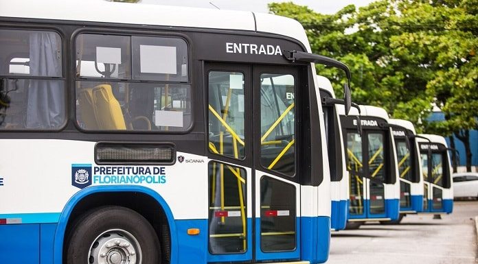 ônibus do transporte coletivo de florianópolis estacionados e alinhados vistos na parte frontal de lado