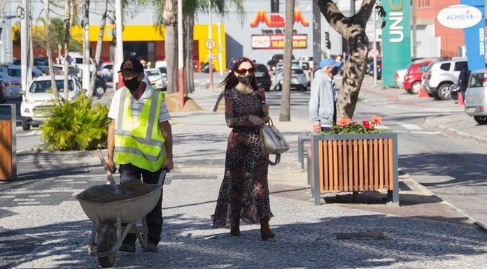 pessoas usando mascara no calcadao da av central kobrasol sao jose