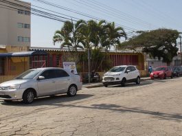 carros estacionados em frente ao posto de saúde do bela vista