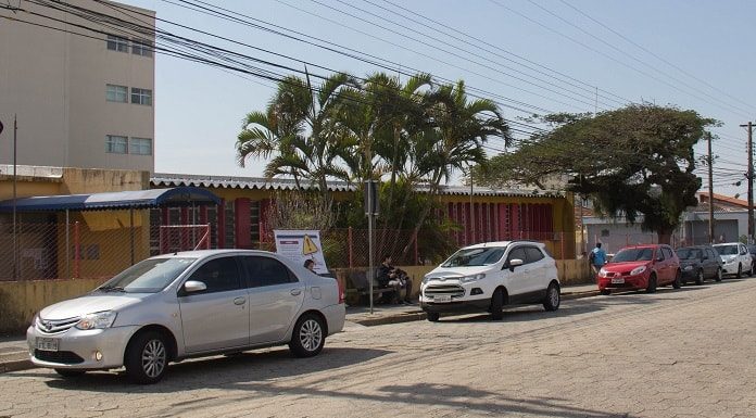 carros estacionados em frente ao posto de saúde do bela vista