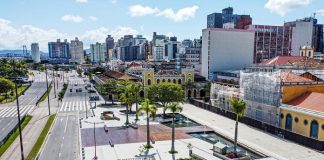 largo da alfândega no centro de florianópois vazio visto em foto aérea