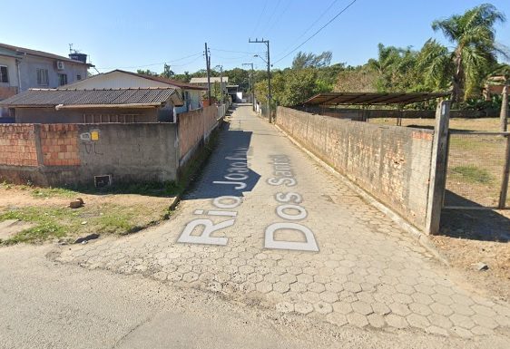 imagem do google maps da esquina onde ocorreram os homicídios. nome da rua sobre a via