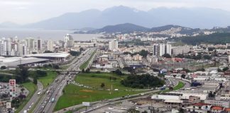 foto aérea do entroncamento das br 101 e 282 em são josé com cidade em volta e montanha do cambirela ao fundo