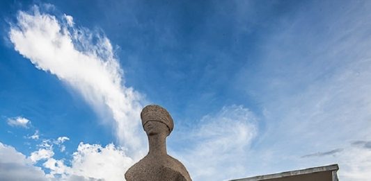 estátua da justiça em frente a corte do stf em brasília