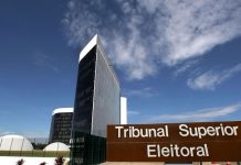 sede do tribunal superior eleitoral com uma placa com nome por extenso na frente