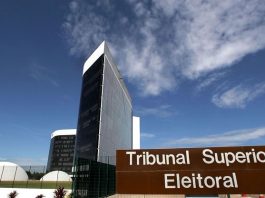 sede do tribunal superior eleitoral com uma placa com nome por extenso na frente