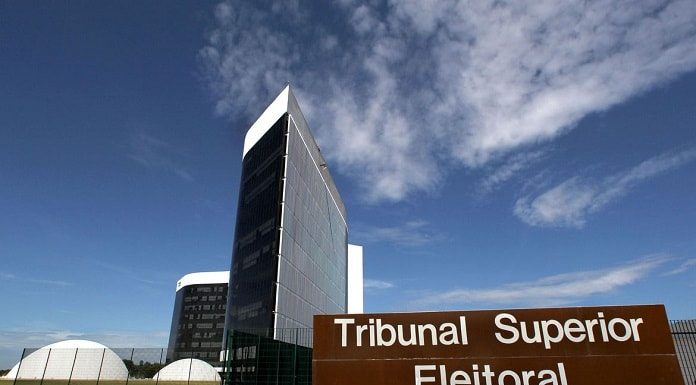 sede do tribunal superior eleitoral com uma placa com nome por extenso na frente