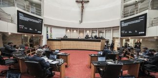 homens sentados na tribuna da Assembléia Legislativa