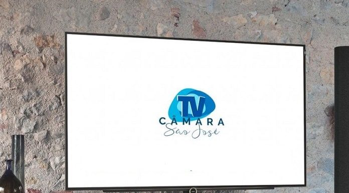 televisor grande sobre bancada com logo da tc câmara são josé