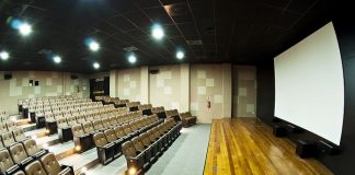 cadeiras vazias em teatro