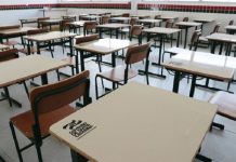 mesas vazias em sala de aula