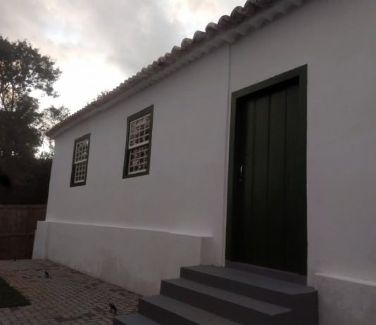 lateral da fachada da casa do vigário restaurada