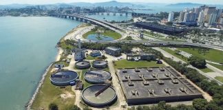 foto aérea da estação de tratamento de esgoto na cabeceira da ponte pedro ivo, mostrando o centro e continente ao fundo