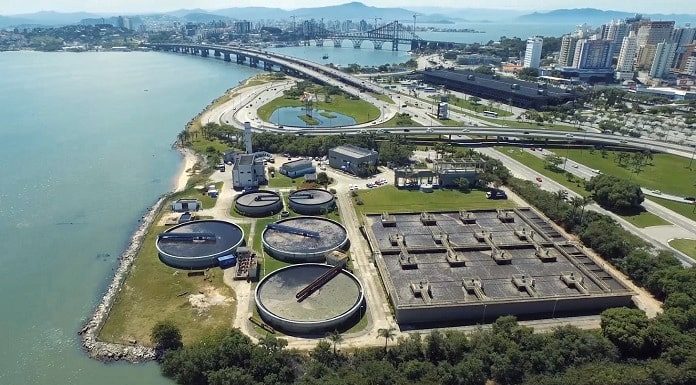 foto aérea da estação de tratamento de esgoto na cabeceira da ponte pedro ivo, mostrando o centro e continente ao fundo