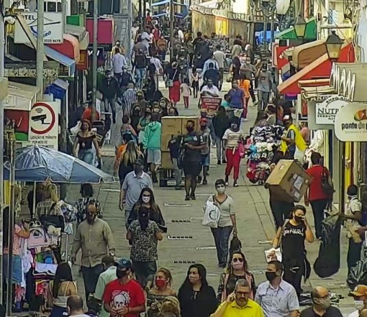 pessoas andando no centro de florianópolis - trabalho empregos formais renda carteiras de trabalho santa catarina caged