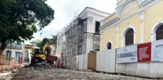 foto da rua em frente ao teatro e casa de cultura já sem o asfalto e parte do piso de baixo aparecendo