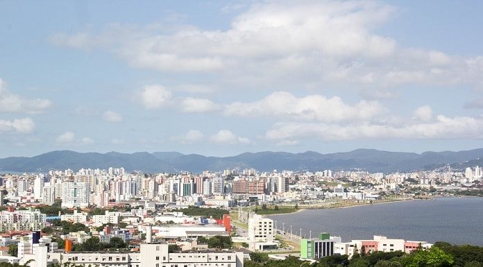 foto mostrando núcleo urbano de parte de são josé e florianópolis ao fundo