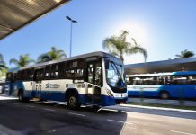 ônibus passando em velocidade pelo terminal do centro de florianópolis