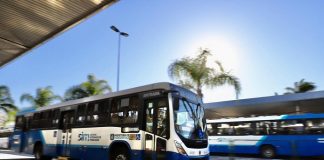 ônibus passando em velocidade pelo terminal do centro de florianópolis