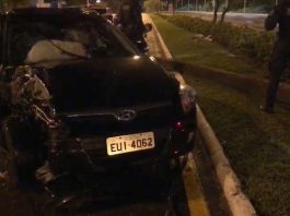 carro i30 placa eui4062 batido ao lado de canteiro da beira-mar e agente da gmf ao lado em pé
