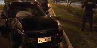 carro i30 placa eui4062 batido ao lado de canteiro da beira-mar e agente da gmf ao lado em pé