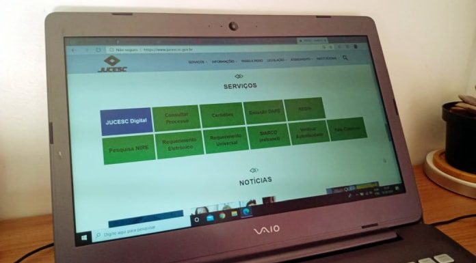 tele de computador com site da jucesc aberto