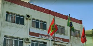 fachada colegio municipal maria luiza de melo melão em são josé com bandeiras