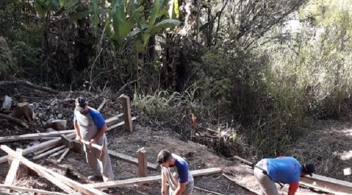 3 homens demolindo casas construídas irregularmente